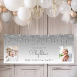 Silver Dripping Glitter Two Photo 80th Birthday Spandoek<br><div class="desc">Welkom gasten met deze schitterende, glamoureuze fotobanner op 80-jarige verjaardag, met een dunne zilveren faux glitter drip border en een zilveren ombre achtergrond. Vervang gemakkelijk de twee afbeeldingen van de steekproef met foto's van de gast van eer. Pas het met haar naam in het grijze handschrift manuscript aan, met de...</div>