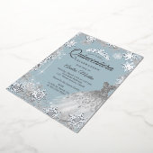 Silver Dusty Blue Winter Snowflake Quinceanera Folie Uitnodiging (Gedraaid)