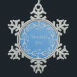 Silver Elegance Blue Hanukkah Snowflake Tin Sneeuwvlok Ornament<br><div class="desc">Schuif het ontwerp in zilver op een blauwe verloopachtergrond.  Pas het jaar aan.</div>