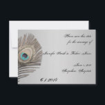 Silver Elegance Peacock Sla de datum op Save The Date<br><div class="desc">Dit mooie en elegante ontwerp, genaamd Silver Elegance Wedding, heeft een prachtige metallic zilveren achtergrond. Aan de linkerkant is een prachtige zilvergrijze pauwenstaartveren pluim. Dit zou perfect zijn voor uw bruiloft of evenement! Deze set heeft uitnodigingen, bewaar de datumkaarten, antwoordkaarten, bedankkaarten, tafelnummer tentkaarten, envelopzegels, wijnlabels, multomappen, retouradres-labels en nog veel...</div>