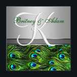 Silver & Emerald Green Peacock Wedding Invitations Kaart<br><div class="desc">Silver & Emerald Green Peacock Wedding Invitations - zijn uitgerust met paukveren in diverse, levendige, groene tinten onderaan met accenten van aqua, blauw, goud en nog veel meer. De bovenste helft is gehuld in zilver, verdeeld van het onderste vreugdevetherschema met een donkerzilver metalen gedrukte rand. De uitnodigingstekst op de voorshowcases...</div>