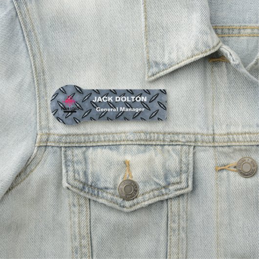 Silver Employee Name Badge met Custom Logo (In situ)