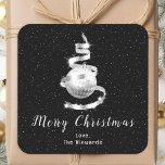 Silver en Black Ornament Merry Kerstmis Vierkante Sticker<br><div class="desc">Deze elegante en chique vakantie sticker kan worden gepersonaliseerd met uw familienaam. Het ontwerp is voorzien van een zilveren lint kerstboom met een ornament. De tekst combineert handgeschreven script en moderne schreefloze lettertypen voor een stijlvolle en verfijnde look. De vallende sneeuw, sneeuwvlokken en schitteringen geven een feestelijke en magische touch....</div>