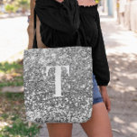 Silver Faux Glitter Bokeh Sparkles Monogram Tote Bag<br><div class="desc">Een modern vetgedrukt monogram met één letter in wit, met een zwarte slagschaduw. De tekengrootte, kleur en stijl kunnen worden aangepast. De achtergrond is een faux zilvergrijs glitter met dunne vlekken of bokeh. Beweeg of schrap de uiterst kleine faux sparkle grafische afbeeldingen. Silvery grijs cadeau voor een bruidsmeisje of een...</div>