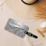 Silver Faux Glitter Glam Bling Personalized Metal Bagagelabel<br><div class="desc">Dit ontwerp kan op het gebied worden gepersonaliseerd dat door de foto en/of tekst te veranderen wordt verstrekt. Of het kan worden aangepast door te klikken deze Sjabloon personaliseert en dan de klik te kiezen om verdere optie aan te passen en de kleur van de achtergrond te schrappen of te...</div>