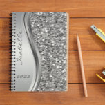 Silver Faux Glitter Glam Bling Personalized Metal Planner<br><div class="desc">Dit ontwerp kan op het gebied worden gepersonaliseerd dat door de foto en/of tekst te veranderen wordt verstrekt. Of het kan worden aangepast door te klikken deze Sjabloon personaliseert en dan de klik te kiezen om verdere optie aan te passen en de kleur van de achtergrond te schrappen of te...</div>