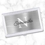 Silver Faux Metallic Folie Monogram Visitekaarthouder<br><div class="desc">Creëer uw eigen zwart-wit monogrammed modern,  minimalistisch hoesje van het visitekaartje. Modern monoline stijlmanuscript voor haar naam over een meer klassieke doopvont van het stijlmonogram. De achtergrond is voorzien van een faux zilvergrijze,  geborsteld metaal opmaakprofiel dat prints als een foto.</div>