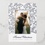 Silver Fine filigraan getrouwd met Kerstmis Folie Feestdagenkaart<br><div class="desc">Stuur vrolijke wensen van het seizoen en deel uw blijde nieuws met familie en vrienden op deze bruiloft thema kerstkaart. Verwissel de foto voor je beste foto van de grote dag en bewerk de naam en datum op de voorkant, plus personaliseer het lange bericht op de achterkant met je eigen...</div>