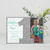 Silver First Birthday Invitation, Faux Glitter Kaart (Staand voorkant)