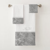 Silver Floral Damask Bad Handdoek (Insitu)