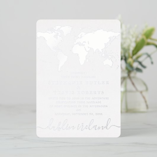 Silver Foil Blue Wereldkaart Destination Wedding Folie Uitnodiging (Staand Voorkant)