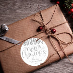 Silver Foil Effect Typography Merry Christmas Ronde Sticker<br><div class="desc">Verstuur de vakantiegroeten van dit jaar in stijl met deze unieke en moderne vakantie stickers. Het ontwerp is voorzien van een festive Silver folie effect typografie script "Merry Kerstmis" met bijbehorende hangende foliage op een schone witte achtergrond. Deze stickers kunnen worden gebruikt als envelopzegels, kerstcadeaulabels, feestfeestfeestjes voor stickers en nog...</div>