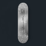 Silver Foil Glitter Monogram Persoonlijk Skateboard<br><div class="desc">Dit ontwerp kan worden gepersonaliseerd door de aanpassingsoptie te kiezen om tekst toe te voegen of andere veranderingen aan te brengen. Als dit product de optie heeft om het ontwerp naar een ander object over te brengen, moet u het ontwerp zo nodig aanpassen. Neem contact met me op colorflowcreations@gmail.com als...</div>