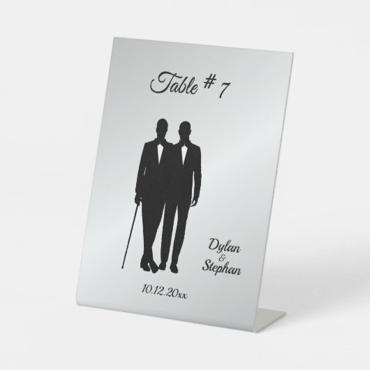 Silver Gay Wedding Grooms met Namen en Datum Reclamebord Met Voetstuk (Voorkant)