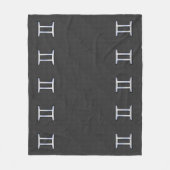 Silver Gemini Sign on Charcoal Carbon Fiber Print Fleece Deken (Voorkant)