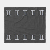 Silver Gemini Sign on Charcoal Carbon Fiber Print Fleece Deken (Voorkant (Horizontaal))