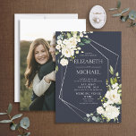 Silver Geometric Blue Floral Elegant Photo Wedding Kaart<br><div class="desc">Moderne en trendy, deze prachtige huwelijksuitnodiging is voorzien van een faux zilveren folie, die is voorzien van prachtige witte waterverf rozen, knoppen en eucalyptus greenery, op een moderne blauw marineklein. De achterkant van de kaart is voorzien van uw favoriete foto van het verloving. Copyright Elegant nodigt uit, alle rechten voorbehouden....</div>