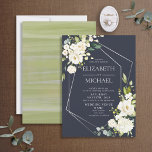 Silver Geometric Blue White Floral Wedding Kaart<br><div class="desc">Moderne en trendy, deze trouwuitnodiging is voorzien van een faux zilveren folie die is voorzien van waterverf eucalyptus greenery en witte florale voorzieningen, tegen een moderne blauw marinekant. De achterzijde van de kaart is voorzien van een groene handbeschilderde textuur van de waterverf. Hartelijk dank voor uw steun aan ons kleinbedrijf,...</div>
