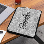 Silver Glitter Black Brush Script Laptop Sleeve<br><div class="desc">Creëer uw eigen faxluxe zilvergrijze glitter met naam of monogram. Pas de stijl en grootte van het lettertype van het zwarte kleurenborstelscript aan. Beweeg,  dupliceer of verwijder de faux sparkle grafisch.</div>