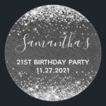 Silver Glitter Black Leather 21st Birthday Party Ronde Sticker<br><div class="desc">Creëer je eigen 21ste verjaardagsfeest bevoordeelt stickers of envelopzegels. Meisjes faux sparkly Silver Glitter op de bovenste en onderste rand boven een faux zwarte lederen textuur digitale kunst. Pas de lettertypestijlen aan om uw eigen favoriete sticker te creëer voor haar speciale viering. De belangrijkste kleuren zijn zilver, grijs, donkergrijs, zwart...</div>