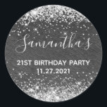 Silver Glitter Black Leather 21st Birthday Party Ronde Sticker<br><div class="desc">Creëer je eigen 21ste verjaardagsfeest bevoordeelt stickers of envelopzegels. Meisjes faux sparkly Silver Glitter op de bovenste en onderste rand boven een faux zwarte lederen textuur digitale kunst. Pas de lettertypestijlen aan om uw eigen favoriete sticker te creëer voor haar speciale viering. De belangrijkste kleuren zijn zilver, grijs, donkergrijs, zwart...</div>