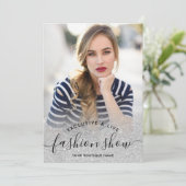 Silver glitter blush script foto's mode show kaart (Staand voorkant)