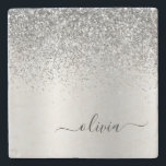 Silver Glitter Brushed Girly Monogram Name Stenen Onderzetter<br><div class="desc">Silver Faux Folie Metallic Sparkle Glitter Brushed Metal Monogram Name Stone Tile. Dit maakt het perfecte afstuderen,  zoete 16 verjaardag,  bruiloft,  vrijgezellenfeest,  verjaardagsdag,  baby shower of vrijgezellenfeest voor iemand die van luxe en chic stijlen houdt.</div>