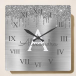 Silver Glitter Brushed Metal Monogram Name Vierkante Klok<br><div class="desc">Silver Faux Foil Metallic Sparkle Glitter Brushed Metal Monogram Name and Initiaal Luxury Wall Clock. Dit maakt de perfecte liefhebbende 16 verjaardag,  bruiloft,  vrijgezellenfeest,  verjaardagsdag,  baby shower of vrijgezellenfeest voor iemand die van luxe glam en stijl houdt.</div>