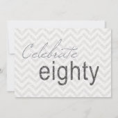 Silver Glitter Chevron Stripe 80th Birthday Invite Kaart (Achterkant)