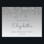 Silver Glitter Drip 40th Birthday Drive-By Party Tuinbord<br><div class="desc">Welkom gasten bij haar drive-by 40th verjaardagsfeestje met dit schitterende bordje,  met een dunne zilveren faux glitter drip border en een zilveren ombre achtergrond. Personaliseer het met de naam van de gast van eer in grijs handschrift manuscript,  met haar verjaardag en datum hieronder in sans serif doopvont.</div>