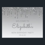 Silver Glitter Drip 40th Birthday Drive-By Party Tuinbord<br><div class="desc">Welkom gasten bij haar drive-by 40th verjaardagsfeestje met dit schitterende bordje,  met een dunne zilveren faux glitter drip border en een zilveren ombre achtergrond. Personaliseer het met de naam van de gast van eer in grijs handschrift manuscript,  met haar verjaardag en datum hieronder in sans serif doopvont.</div>