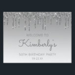 Silver Glitter Drip 50th Birthday Yard Tuinbord<br><div class="desc">Welkom gasten bij haar drive-by 50th verjaardagsfeestje met dit schitterende bordje,  met een dunne zilveren faux glitter drip border en een zilveren ombre achtergrond. Personaliseer het met de naam van de gast van eer in grijs handschrift manuscript,  met haar verjaardag en datum hieronder in sans serif doopvont.</div>