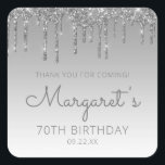 Silver Glitter Drip 70th Birthday Party Dank u Vierkante Sticker<br><div class="desc">Deze chic-70ste verjaardagsfeestjes,  dankjewel-stickers hebben een dunne zilveren faux glitter drip border en een zilveren ombre achtergrond. De woorden "Bedankt voor je komst!" staan in grijs. Pas ze aan met haar naam in handschrift script,  samen met haar verjaardag en datum hieronder.</div>