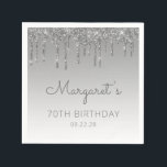 Silver Glitter Drip 70th Birthday Servet<br><div class="desc">Deze elegante 70e verjaardagsartikelen voorzien van een dunne zilveren faux glitter drip border en zilveren ombre background. Personaliseer hen met de naam van de gast van eer in grijs handschrift manuscript,  met haar verjaardag en datum hieronder in sans serif doopvont.</div>