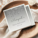 Silver Glitter Drip 70th Birthday Servet<br><div class="desc">Deze elegante 70e verjaardagsartikelen voorzien van een dunne zilveren faux glitter drip border en zilveren ombre background. Personaliseer hen met de naam van de gast van eer in grijs handschrift manuscript,  met haar verjaardag en datum hieronder in sans serif doopvont.</div>
