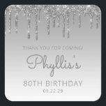 Silver Glitter Drip 80th Birthday Party Dank u Vierkante Sticker<br><div class="desc">Deze chic 80ste verjaardagsfeestje,  dankjewel-jullie stickers,  hebben een dunne zilveren faux glitter drip border en een zilveren ombre achtergrond. De woorden "Bedankt voor je komst!" staan in grijs. Pas ze aan met haar naam in handschrift script,  samen met haar verjaardag en datum hieronder.</div>