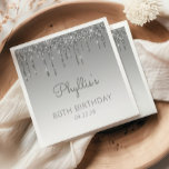 Silver Glitter Drip 80th Birthday Party Napkins Servet<br><div class="desc">Deze elegante 80e verjaardagsartikelen voorzien van een dunne zilveren faux glitter drip border en zilveren ombre background. Personaliseer hen met de naam van de gast van eer in grijs handschrift manuscript,  met haar verjaardag en datum hieronder in sans serif doopvont.</div>