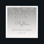 Silver Glitter Drip 80th Birthday Party Napkins Servet<br><div class="desc">Deze elegante 80e verjaardagsartikelen voorzien van een dunne zilveren faux glitter drip border en zilveren ombre background. Personaliseer hen met de naam van de gast van eer in grijs handschrift manuscript,  met haar verjaardag en datum hieronder in sans serif doopvont.</div>
