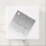 Silver Glitter Drip 90th Birthday Party Bedankjes Labels<br><div class="desc">Deze elegante 90e verjaardagsfeestlabels voorzien van een dunne zilveren faux glitter drip border en een zilveren ombre achtergrond. Personaliseer hen met de gast van eer naam en verjaardag in grijs handschrift manuscript,  met de partijdatum hieronder in sans serif doopvont.</div>