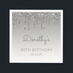 Silver Glitter Drip 90th Birthday Party Servet<br><div class="desc">Deze elegante 90e verjaardagsartikelen voorzien van een dunne zilveren faux glitter drip border en zilveren ombre background. Personaliseer hen met de naam van de gast van eer in grijs handschrift manuscript,  met haar verjaardag en datum hieronder in sans serif doopvont.</div>