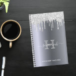 Silver glitter druppelt glazen aanwijzingsboek 202 planner<br><div class="desc">Een faux zilveren metalen achtergrond met elegante faux zilveren glitter-druppels, verfdruppelend uiterlijk. Geef een naam, een monogram en een titel een persoonlijk tintje en voeg deze toe. De naam wordt geschreven in wit met een groot modern handgeschreven stijlmanuscript met swashes. Witte en grijze tekst. Om de spoelbeurten te houden schrap...</div>