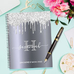 Silver glitter druppelt glazen aanwijzingsboek planner<br><div class="desc">Een faux zilveren metalen achtergrond met elegante faux zilveren glitter-druppels, verfdruppelend uiterlijk. Geef een naam, een monogram en een titel een persoonlijk tintje en voeg deze toe. De naam wordt geschreven in wit met een groot modern handgeschreven stijlmanuscript met swashes. Witte en grijze tekst. Om de spoelbeurten te houden schrap...</div>