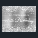 Silver Glitter en Folie 70th Birthday Welcome Poster<br><div class="desc">Creëer je eigen 70e verjaardagsfeest vieren welkomstteken 24x18 poster voor je vriend. Ik heb nog een paar mijlpaal verjaardagen beschikbaar, maar ik kan de creatorverzoeken hier in het systeem beantwoorden. De achtergrond is voorzien van een faux sparkly silvery glitter met een zilvergrijs geborsteld metaal voor de folie van digitale kunst....</div>