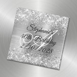 Silver Glitter en Folie Monogrammed 40th Birthday Magneet<br><div class="desc">Creëer je eigen vierkante magneet bevoordeelt haar speciale mijlpaal 40ste verjaardag. Dit is een zeer fancy stijl van het kalligrafische manuscript met decoratieve bloei, zodat kunt u voor verschillende brieven moeten centreren. Het monogram behouden of verwijderen. Faux sparkly Silver Glitter tegen een coördinerend faux glanzend folie grafisch afbeelding. Alle glans...</div>
