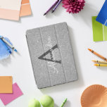 Silver Glitter en Sparkle Monogram iPad Pro Cover<br><div class="desc">Silver Faux Glitter en Sparkle Elegant Monogram Hoesje. Dit hoesje kan worden aangepast om uw initiaal en voornaam op te nemen.</div>