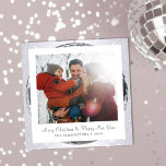 Silver Glitter Feestelijke Winter Familie Feestdagenkaart<br><div class="desc">Vier het seizoen met deze betoverende kerstkaart, met een feestelijk winterontwerp dat de warmte van familiesamenzijn vastlegt. De glinsterende zilveren rand en elegante typografie creëer vormen een verfijnde achtergrond voor uw gekoesterde foto. Personaliseer eenvoudig met uw familienaam en jaar om het uniek voor u te maken. Verspreid vreugde en feestelijk...</div>