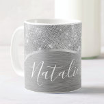Silver Glitter Glam Bling Personalized Metallic Koffiemok<br><div class="desc">Pas deze zilveren geborstelde metalen en glamoureuze faux-mok met een glitter-gepatterde koffie eenvoudig aan met uw eigen naam.</div>