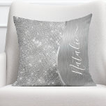 Silver Glitter Glam Bling Personalized Metallic Kussen<br><div class="desc">Pas dit zilveren geborstelde metaal eenvoudig aan en glamoureus faux glitter patterned goot kussen met uw eigen eigen naam.</div>