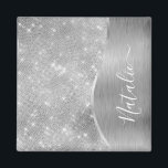 Silver Glitter Glam Bling Personalized Metallic Magneet<br><div class="desc">Pas dit zilveren geborstelde metaal en glamoureuze faux glitter-gepatterde magneet eenvoudig aan met uw eigen aangepaste naam.</div>