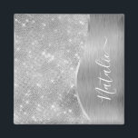 Silver Glitter Glam Bling Personalized Metallic Magneet<br><div class="desc">Pas dit zilveren geborstelde metaal en glamoureuze faux glitter-gepatterde magneet eenvoudig aan met uw eigen aangepaste naam.</div>